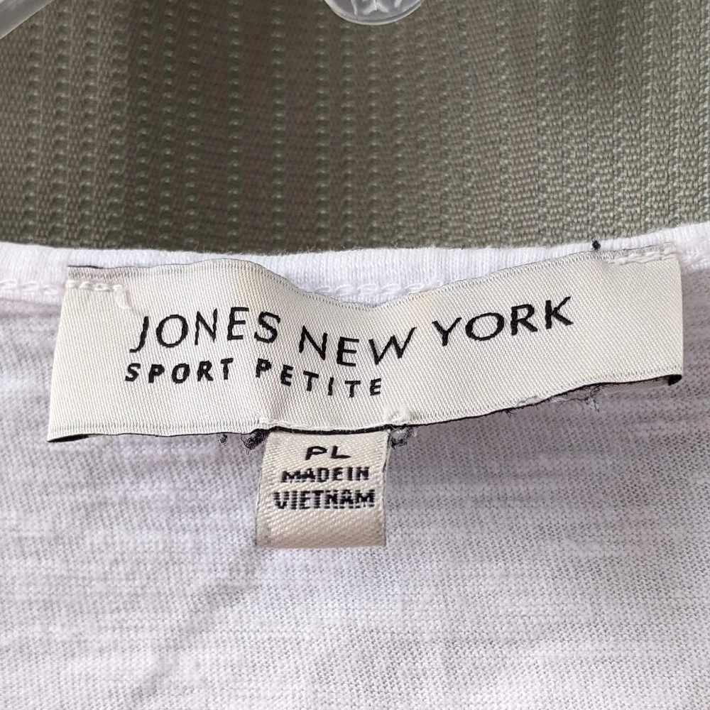 Jones NY bold tye dye flower tshirt, size petite large EUC Flutter Sleeve - Picture 3 of 4